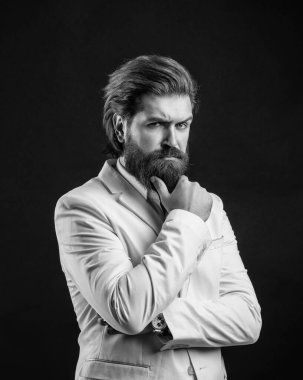 Esthete detayı. Gömlek giymiş. Takım elbiseli başarılı bir adam. İş adamı takım elbise giyer. Resmi ofis hayatı. Ciddi sakallı adam. Pahalı takım elbiseli yakışıklı ve başarılı adam.