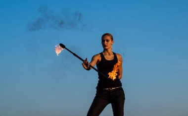 Alev için tam bir adanmışlık. Sopa çevirme. Yangın gösterisi. Açık hava gösterisi. İyi akşamlar.