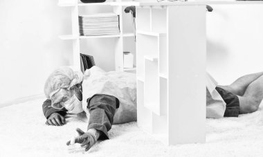 Kendi kendini tedavi etmek güvenli değil. Çaresiz hasta adam. Ateş ve zayıflık. Ağır hastalık ve ölüm. Adam bayıldı. Nefes darlığı. Koruyucu ekipmanlı adam yerde yatıyordu. Ağır hasta durumu.