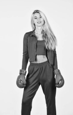 Kendi kompleksiyle savaş. Sorunların üstesinden gel. Kişisel gelişim. Sportif kız kırmızı giyimli boks eldivenleri. Spor ve spor. Fitness modeli. Sportif yaşam tarzı. Sportif kadın fitness eğitmeni. Kişisel eğitim