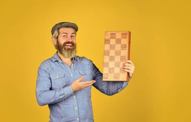 Usta usta oyuncu. Bilişsel gelişim. Öğretmen satranç yarışması. Masa oyunu. Satranç oynayan sakallı adam. Satranç figürleri. Entelektüel oyunlar. Oyun stratejisi konsepti. Satranç dersi