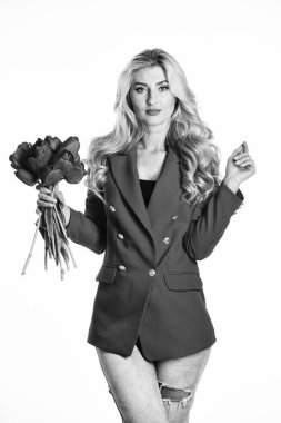 Kırmızı lale buketi. Mutlu kadınlar günü. Kendine güvenen iş kadını resmi kırmızı ceket. Muhteşem ve şık. Kırmızı ona yakışıyor. Güzel bir kadın yüzü kırmızı şehvetli dudaklara bürünür. Çiçekler en iyi aksesuarım.