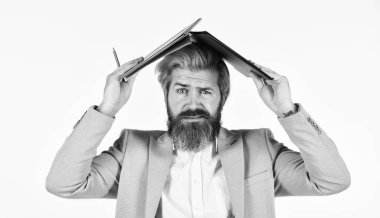 Evden çalışıyorum. İş adamının portresi. Profesyonel iş adamı ortağını bekliyor. İş adamı şık günlük kıyafetler giyiyor. Yakışıklı adam iş belgeleriyle çalışıyor.