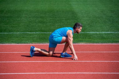 Kaçak gitmeye hazır. Sporcu, stadyumda yarışmaya hazır ol. Yeni başlayanlar için ipuçları çalıştırılıyor.