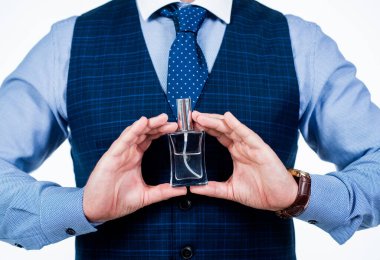 Kesilmiş adam parfüm şişesini tutuyor, kokuyor.