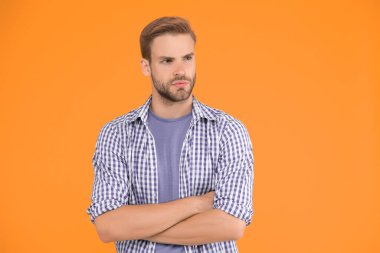 Yüz şeklin için saç kesimi. Şık saçlı, yakışıklı bir adam. Kuaför salonu. Sıradan bir modelde manken. Berber dükkanı. Berber dükkanı. Erkek bakım alışkanlığı. Saç bakımı rutini. Saç bakımı. Saç tasarımı eğilimleri