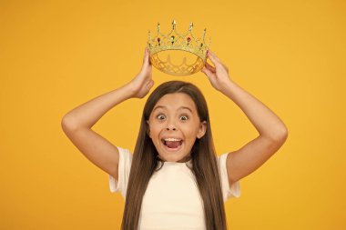 Bu ne sürpriz. Küçük güzellik kraliçesi. En büyük ödül. Mutlu çocukluk. Çocuk için iyi bir motivasyon. Çocuk cazibesi modası. Lüks içinde yaşa. Çocuk rüyası prenses olmaktır. Küçük kız altın taç takıyor.