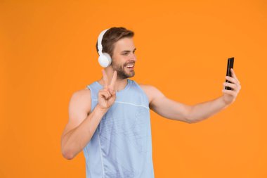 İnternetteki kanepe ile eğitim başvurusu. Videodan sonra tekrar et. Atletik adam akıllı telefon dinler. Antrenman çalma listesi. Spor ve spor. Sağlık ve sağlık. Antrenman motivasyonu. İzleme işlemi