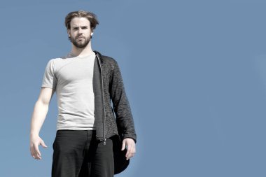 Spor giyim tarzında sakallı yakışıklı bir adam.