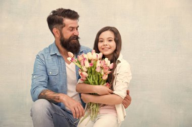 Aile bağı kurma zamanı. 8 Mart 'ta mutlu kadınlar günü. Onun için doğum günü sürprizi. Babalar Günü konsepti. Lale buketi. Aile, kız ve baba portresi. Baba ve küçük kız baharın tadını çıkarın.