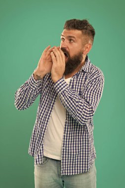 Berber dükkanımıza gel. Hippi müşterileri berbere davet eder. Sıradan görünümlü sakallı adam. Berber dükkanı. Berber dükkanı. Saç kesimi ve tıraş. Erkek kuaför salonu. Berber dükkanı erkek kimliğinin şekillenmesine yardımcı oluyor