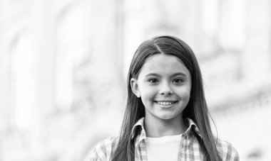 Her gün yeni bir gülücük açın. Mutlu çocuk açık havada gülümsüyor. Şirin gülüşlü küçük bir çocuk. Diş bakımı. Ağız temizliği. Pediatrik dişçilik. Diş çürümesi önleyici. Çünkü gülümseme önemlidir, kopyalama alanı