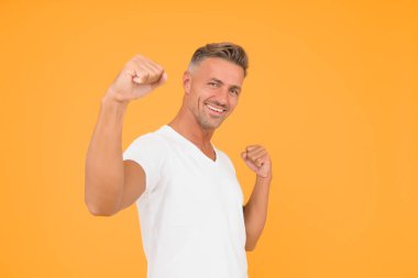 Büyük bir değişiklik yapmalıyız. Sorunların üstesinden gel. Orta yaş krizi erkekleri etkiliyor. Kişinin yaşlanmasına neden olan olayların neden olduğu psikolojik bir kriz. Orta yaş krizi hayatı değiştiriyor. Olgun adam.