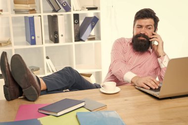 Genel müdür. Müdür telefonda dizüstü bilgisayarla konuşuyor. Ofis müdürü masa başında çalışıyor. Genel müdür ofisinde. Proje yöneticisi iş için yeni teknoloji kullanıyor. Modern hayat. İş iletişimi