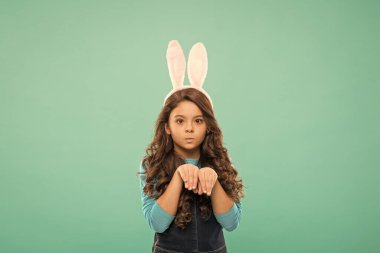 Neşeli bir ruh hali. Paskalya tatiline hazırlanıyorum. Küçük kız tavşan kulağı takıyor. Tavşan kostümlü çocuk. Bahar tatili. Paskalya komik tavşanı. Mutlu Paskalyalar. Mevsimlik satış ve indirim. Alışveriş ve perakende