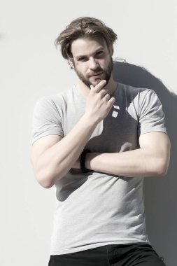 Maço, sarı saçlı, güneşli bir günde sakallı.