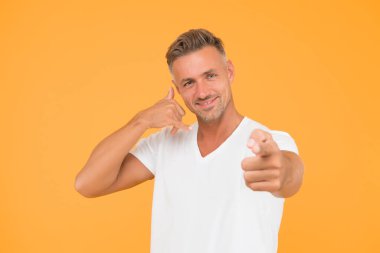 Beni hemen ara. Mutlu adam gösterisi bana işaret eden parmak de. Merkezi ara. Satış çağrısı. Reklam ve satış. Telefondaki satışlar