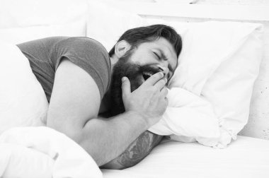 Sabah erkenden. Sakallı adam yatakta esniyor. Sabah uyanırsın. Bekar rahat hisset. Yatak odasında esneyen adam. Tembel pazar. Yatak zamanı rutini. Vahşi erkek odada vakit geçiriyor. Rahatla yaşam tarzı