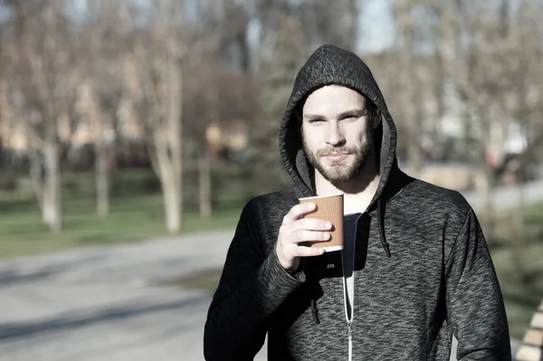 Pero primero café. Hombre mañana trote bebidas café fondo urbano. Tomar un momento disfrutar del día. Deportista relajándose con café por la mañana. Chico guapo atractivo deportista relajante al aire libre —  Fotos de Stock