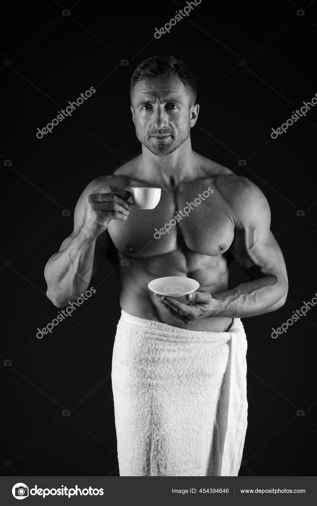 Bom dia começa com café. Homem atlético beber café fundo escuro. Construtor de corpo sexy em Bom dia começa com café. Homem atlético beber café fundo escuro. Construtor de corpo sexy em