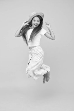 Özgürlük. Plaj hayatının tadını çıkar. Çocuk yaz modası. Hasır şapkayla küçük bir güzellik atlaması. Mutlu çocukluk. Nihayet yaz tatili. Çocuk sıcak bölgelerde dinleniyor. Rahatlama zamanı. Yaz tatili ve tatil