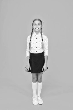 Okula tekrar hoş geldin. Mezuniyet konsepti. İlkokul eğitimi. Mükemmel liseli kız. Gülümseyen küçük liseli kız. Okul üniforması içinde küçük kız güzel görünüyor. Uzun saçlı, tatlı bir kız öğrenci.