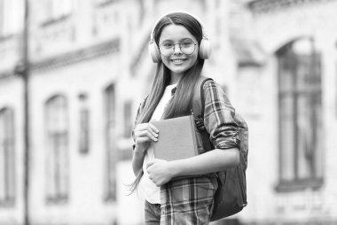 Seyahat ederken dil öğren. Mutlu çocuk kulaklık takıyor. Yabancı dil öğreniyorum. İngilizce okulu. Ses dersi. Çevrimiçi kurslar. Özel ders. Resmi olmayan eğitim. Dil yeterliliği