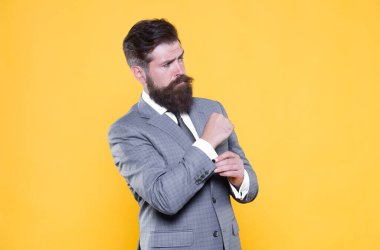 Biraz yardıma ihtiyacım var. Liderlik. İş adamları. Ciddi motivasyona sahip bir girişimci. İş adamı kıyafeti. Yakışıklı sakallı adam CEO. Berber dükkanı ve stilist. Başarılı ve karizmatik bir avukat.