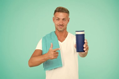 Güzel bir model. Sadece muhteşem saçlar. Erkekler için şampuan kremi. Erkek güzeli. Yakışıklı adam banyoda yenileniyor. En iyi cilt losyonu. Neşeli adam duş jeli tut. Berber dükkanı bakımı. tıraş losyonundan sonra