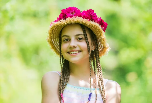 Kafamda canlandı. Hasır şapkalı mutlu genç kız. çocukluk mutluluğu. yaz tatili.