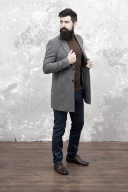Sıradan kıyafetlerle manken olmak. Sonbahar ceketi giyen adam. Ceket insanı daha zarif gösteriyor. İş başarısı. Bu sezon sıcak ve rahat olsun. Zarafet moda olarak kalır.