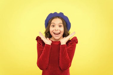 Klasik Fransız bereli mutlu sürpriz kız olumlu duygularını dile getiriyor, sürpriz!