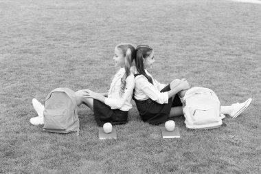 Okul arkadaşları okul bahçesindeki derslerden sonra rahatlıyor, güven ve destek kavramı