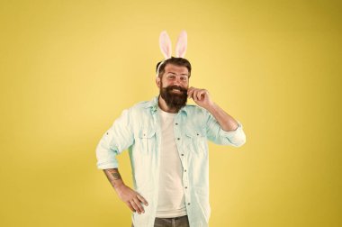 Şanslı adammış. Uzun tavşan kulakları. Sakallı adam Paskalya tavşanı kostümü. Paskalya tavşanı ya da tavşan. Paskalya partisi için giyinmiş bir hippi. Doğurganlığın ve baharın Paskalya tavşanı. Eğleniyorum. Berber salonu