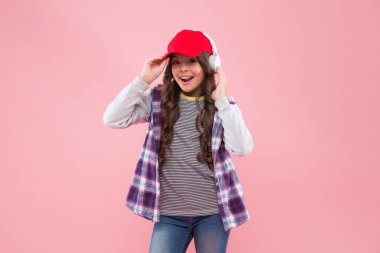 Keyfim yerinde. Şapka takan ve kulaklık takan çocuk. Mutlu çocukluk. Genç kız dinle şarkısını.