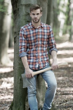 Dinlenme zamanı. Erkek gücü ve enerji. Kamp alanında yakacak odun. Kamp ve yürüyüş. Açık hava aktivitesi. Baltalı güçlü bir adam. Oduncu mu? Çiftlik adamı baltayı taşır. Seksi adam ormanda gömlek giyer.