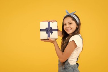 Mutlu gülümseyen çocuk hediye kutusu. Küçük kız çok güzel bir hediye. Beklenmedik bir sürpriz. Teşekkür ederim. Doğum gününü kutlayalım. Çocuk doğum günü hediyesi. Fazladan ikramiye. İyi hediye için minnettarım. Sürpriz ve hediye kutusu