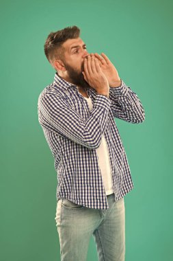 Bağır onlara. Adam bağırıyor. Pazarlık sanatı. Adam ikna etmeye çalışıyor. Hipster karizmatik konuşmacı ikna etmeye çalışıyor. Toplum içinde konuşma ve ikna etme sanatı. Konuşma konsepti. Yüksek sesle konuş. Çığlık atıyor