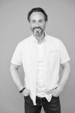 Gerçek tarzını keşfet. Gri arka planda mutlu bir adam. Moda. Her gün gardırop. Erkek giyim mağazası. Rahatlık sözü veriyoruz