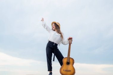 Tarzına güveniyor. Müzik ve vokal. Kendi tarzını takip et. İlhamı hisset.