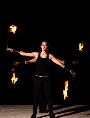 Kutlamaya başlayın. Karanlıkta yanan bir çift. Kutlamanın tadını çıkar. Tatil kutlaması. Ateş Festivali. Gece partisi. Bayram etkinliği. Unutulmaz olsun.