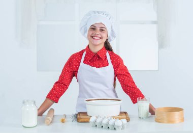 Aşçı mutfakta hamur yapar. Pişmiş yemek. Mutlu çocukluk. sağlıklı malzemeler.