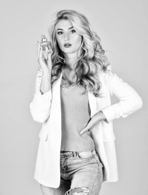 Lüks losyon. Mükemmel yaz kokusu kıyafeti. Aromatik esanslı bir kız. Bir şişe parfüm. Parfüm şişesi olan genç ve güzel bir kadın. Parfüm kullanan seksi kadın. Gelin parfümü sürüyor