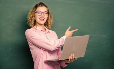 Uzaktan kumanda. İstihbarat ve programlama. Çevrimiçi eğitim konsepti. İnternette dizüstü bilgisayar sörfü yapan kadın. Öğretmen defteri bilgi karatahta arka planı aranıyor. Online okul. Çevrimiçi ders veriyorum