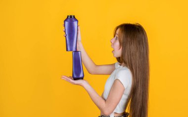 Genç kız uzun düz saçlarını şampuanla yıkar.