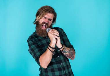 Sakallı vahşi beyaz hippi karaoke 'de şarkı söylüyor, şarkıcı.