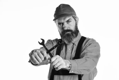 Adam anahtar aletlerini beyaz arka planda tutuyor. Anahtar aracı sıkılaştırıcı detayları düzeltiyor. Anahtar gereçleri. İngiliz anahtarı olan bir tamirci. Otomotiv Teknisyenleri ve Tamircileri. Hizmet ve mühendislik kavramı