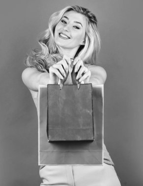 İki tane alıyorum. İnternetten hediye al. Herhangi bir tatil için hediyelik eşya dükkanı. Kara Cuma 'da biletler tükendi. Güzel alışveriş. Seksi sarışın alışveriş torbaları taşıyor. Zarif kadın alışverişi sever. Kız alışveriş torbası paketi.