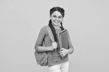 Okulda edinilen bilgiler. Mutlu çocuk okula geri döndü. Bilgi toplama günü. Küçük çocuk çantası ve kitaplar. 1 Eylül. Okul ve eğitim. Bilgi ve beceriler. Eğitimli, zeki harikadır.