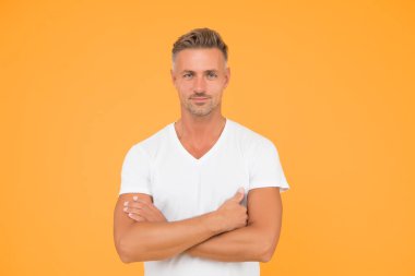 Gerçek orta yaş krizi genellikle tüm hayatı değiştirmeyi içerir. Olgun bir adam. Sorunların üstesinden gel. Orta yaş krizi erkekleri etkiliyor. Kişinin büyüyen yaşını vurgulayan olaylardan kaynaklanan psikolojik kriz